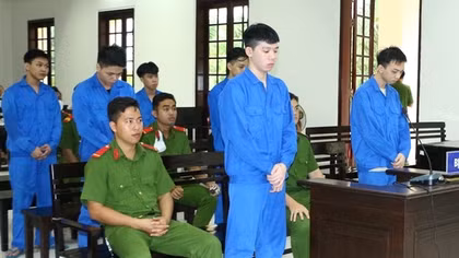 Chém người trong quán nhậu, nhóm thanh niên lãnh 62 năm tù