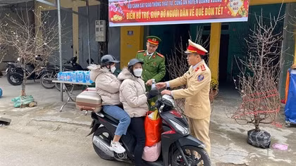 Ấm áp sắc nắng vàng trên đường người dân trở về quê ăn Tết