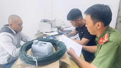 Lên mạng học chế tạo thuốc nổ để bán lấy tiền tiêu xài và trả nợ