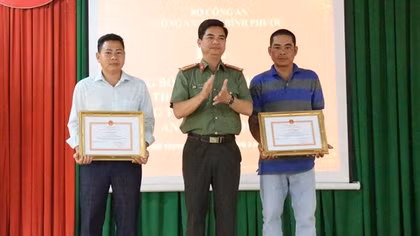 Khen thưởng 2 công dân truy bắt tội phạm