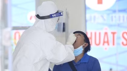 Từ hôm nay (20/10), người bệnh COVID-19 không có BHYT phải tự chi trả viện phí