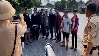 Xử phạt nhiều tốp thanh, thiếu niên phóng xe máy gầm rú trên cao tốc