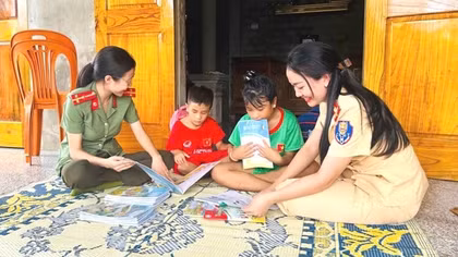 "Mẹ đỡ đầu" nâng bước em đến trường