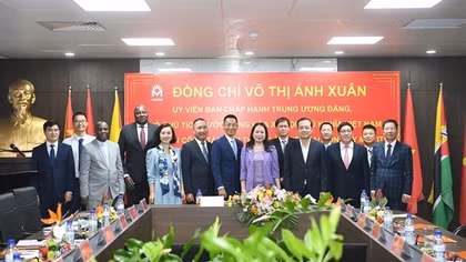 Phó Chủ tịch nước Võ Thị Ánh Xuân đến thăm và làm việc tại Viettel Mozambique