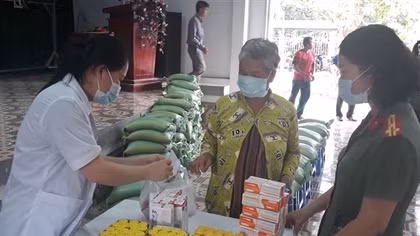 Công an tỉnh Vĩnh Long khám, cấp phát thuốc miễn phí cho đồng bào Khmer