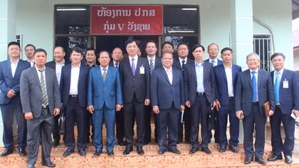 Thứ trưởng Nguyễn Duy Ngọc thăm, tặng quà Công an cụm bản Vangxai