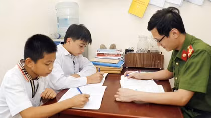 Con nuôi của Công an xã