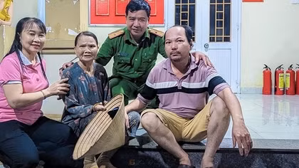 Công an xã tận tình giúp đỡ cụ bà bị lãng trí đi lạc