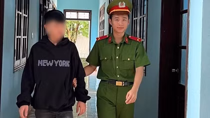 Rủ nhau ném đá xe khách vì nhậu say bị… đèn xe hắt chói mắt!