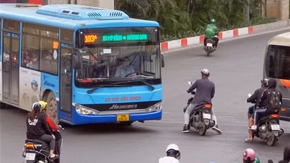 Cận cảnh những màn vượt đèn đỏ khiến giao thông Hà Nội trở nên lộn xộn