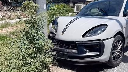 Xe Porsche không biển số tông cột đèn