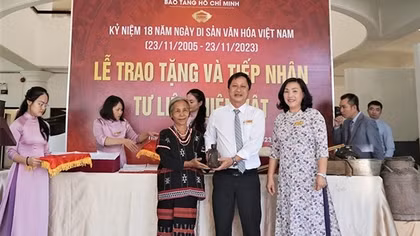 Người dân Thừa Thiên Huế hiến tặng nhiều hiện vật, tư liệu quý