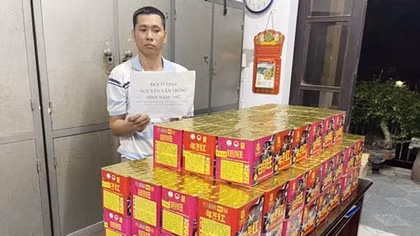 Vừa hết án lại vận chuyển 123kg pháo
