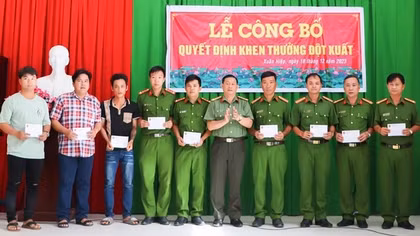 Khen thưởng các tập thể, cá nhân truy bắt nhóm giả danh Công an để cướp tài sản