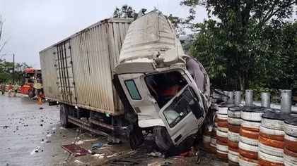 Xe tải đổ đèo 70km/h lao sang làn ngược chiều rồi tông xe khách