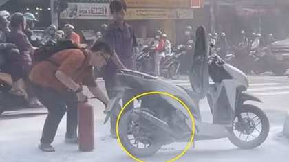 Xe tay ga đang chạy bỗng dưng bốc cháy