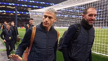 Trận đấu tại Champions league bị chậm 10 phút vì "tắc đường"