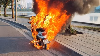Xe máy cháy ngùn ngụt, bị thiêu rụi hoàn toàn