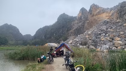 Người dân dựng lều phản đối doanh nghiệp nổ mìn khai thác đá