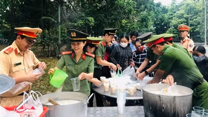 Lan tỏa yêu thương từ "Bếp ăn tình thương"