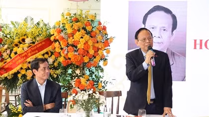 Ra mắt tập thơ “Hoa đời mùa sau” của nhà thơ Nguyễn Hồng Vinh