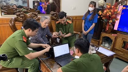 “Bà không đi lại được, các cháu đến thăm và làm căn cước tại nhà, bà xúc động lắm”!