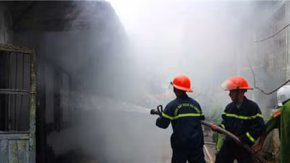 Dập tắt vụ cháy cửa hàng bán đồ chơi trẻ em ở trung tâm Đà Nẵng