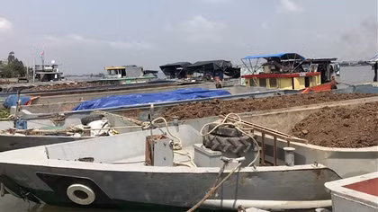 Cảnh sát đường thủy mật phục bắt 14 tàu sắt “khủng” chở đất trái phép