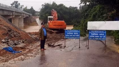 Mưa lớn tiếp diễn, nhiều tuyến đường ngập sâu, cảnh báo sạt lở diện rộng
