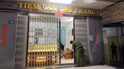 Hai đối tượng dùng súng cướp tiệm vàng ở Trà Vinh