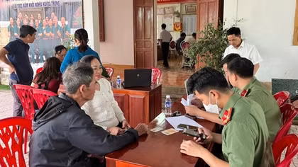 Gác nghỉ lễ, tận dụng "thời gian vàng" để cấp căn cước cho người dân