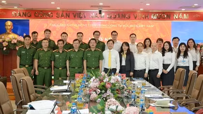 Cùng Công an xã, mỗi nhân viên bưu điện sẽ góp phần xây dựng công dân số trên toàn quốc