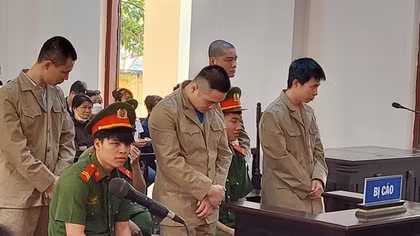 4 bị cáo lĩnh hơn 10 năm tù vì dàn dựng hình ảnh CSGT nhận hối lộ để tống tiền