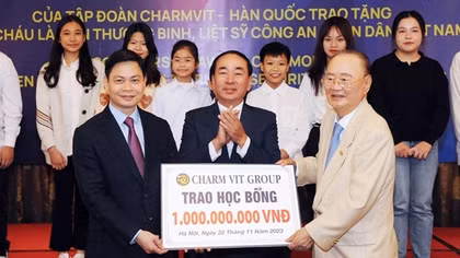 Tiếp nhận học bổng của Tập đoàn Charmvit trao tặng con thương binh, liệt sĩ CAND