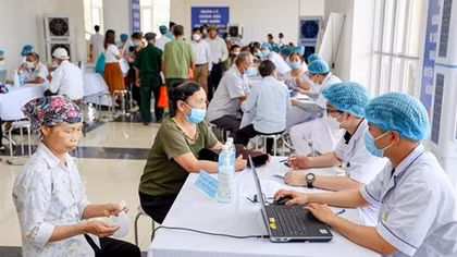 Bao giờ người dân mới thoát cảnh “ôm cả đống” giấy tờ khi đi khám bệnh?