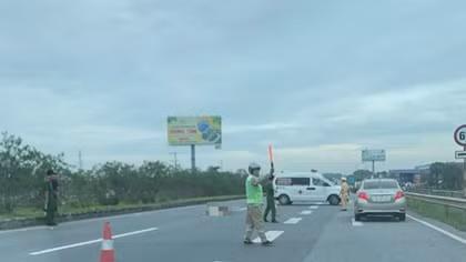 Người đàn ông có biểu hiện kỳ quặc rồi lao vào đầu xe trên cao tốc