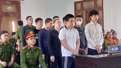 Chủ nợ rủ đồng bọn đâm chết con nợ, 10 bị cáo phải trả giá đắt