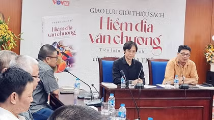 "Hiểm địa văn chương" và "con mắt đọc" Phùng Gia Thế