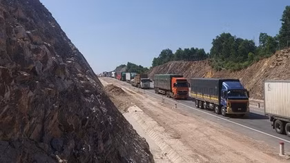 Phân luồng, điều tiết giao thông để xử lý sụt trượt taluy dương trên cao tốc Cam Lộ - La Sơn