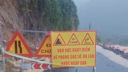 Mưa lớn gây sạt lở tại đèo La Ngà, cao tốc La Sơn- Túy Loan