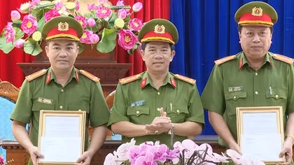 Khen thưởng các tập thể có thành tích xuất sắc trong đấu tranh tội phạm