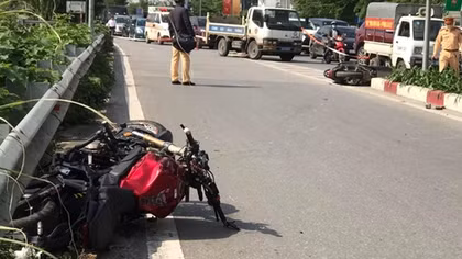 Tự lao vào xe tải đậu ven đường, 3 học sinh thương vong