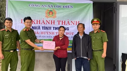 Công an xã tặng nhà tình thương cho người phụ nữ có chồng chết do lật thuyền