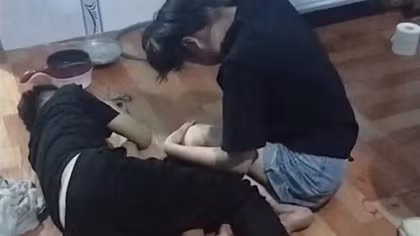 Tranh cãi với bạn, cô gái trẻ tự đâm vào bụng tử vong?