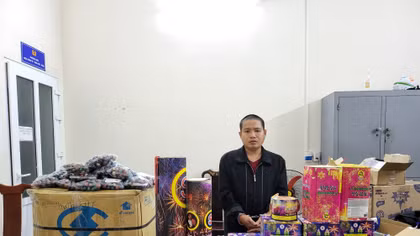 Mang 3 khẩu súng Colt đi buôn pháo và ma túy