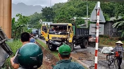 Va chạm mạnh làm 2 xe tải hư hỏng nặng, 1 người bị thương