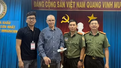 Công an cửa khẩu Tân Sơn Nhất trao tài sản cho hành khách nước ngoài