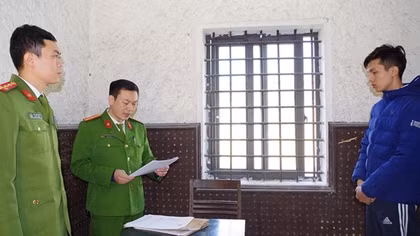 Khởi tố lái xe ô tô đâm vào CSGT đang làm nhiệm vụ