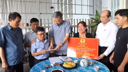 Bộ trưởng Tô Lâm thăm gia đình các cán bộ, chiến sĩ hy sinh tại Đắk Lắk