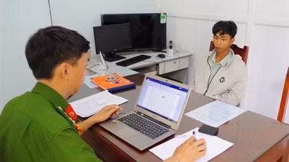 Đột nhập nhà hàng xóm, phá két trộm vàng rồi khoe chiến tích với bạn